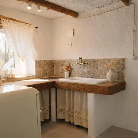 Apartman Charming Garden In A 1920s Stone House