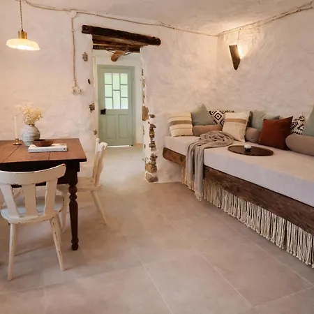 Apartman Charming Garden In A 1920s Stone House *