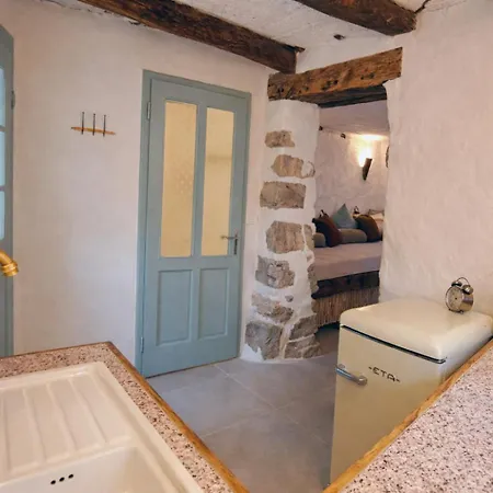 Charming Garden In A 1920s Stone House Apartman Kobarid