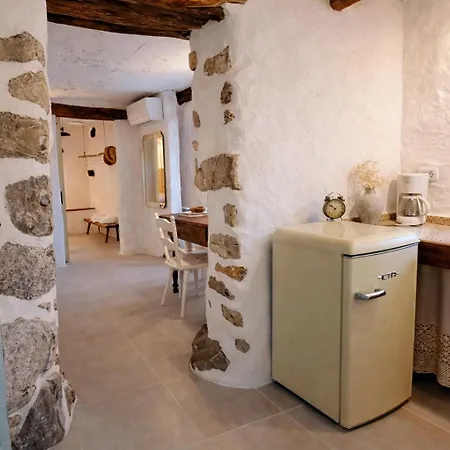 Charming Garden In A 1920s Stone House Apartman